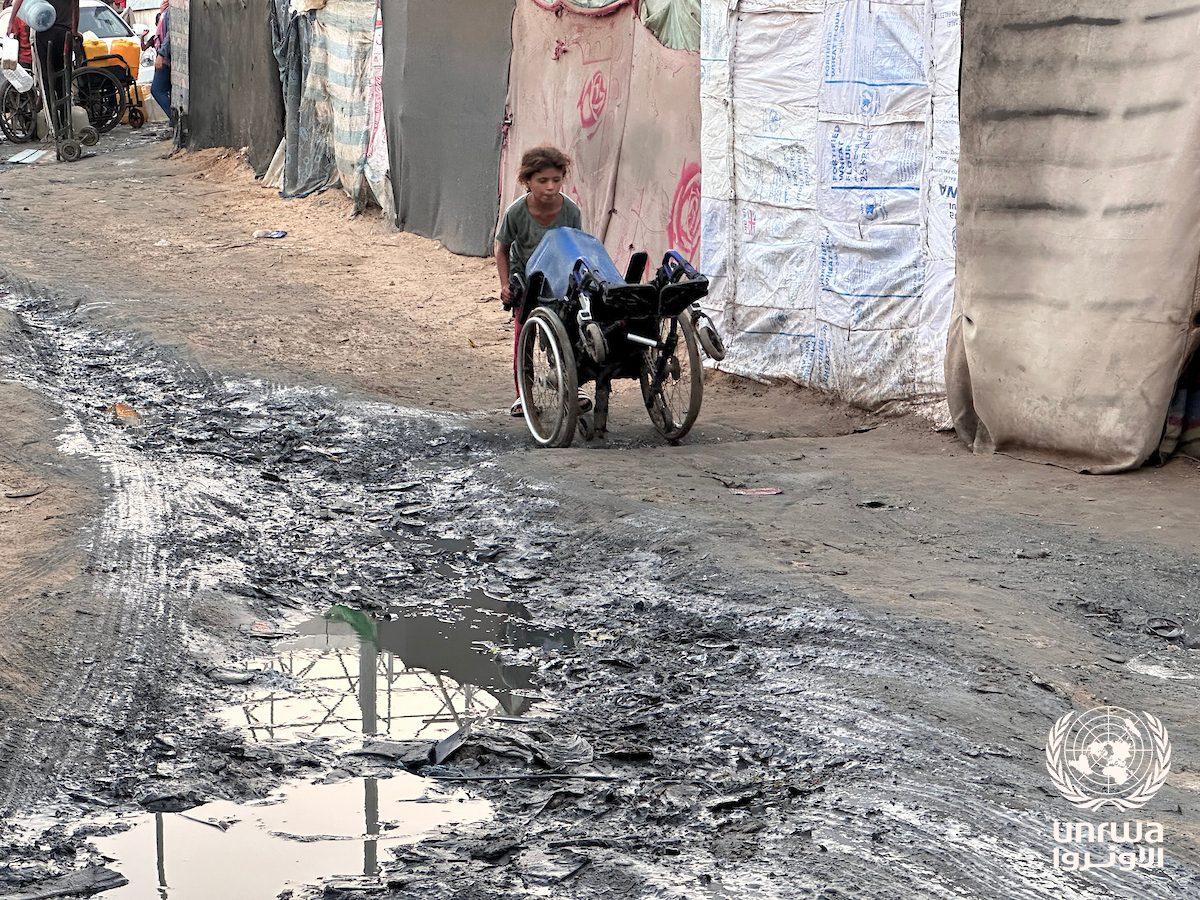 Eaux usées à proximité de tentes de personnes déplacées à Deir el-Balah, dans la bande de Gaza.